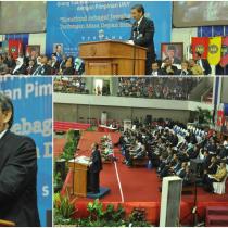 Prof. Dr. H. Rochmad Wahab, M.Pd sedang memberikan sambutan